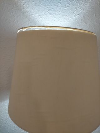 Lámpara de pie beige y plateada