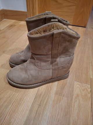 Botas estilo UGG con cuña beige/marrón