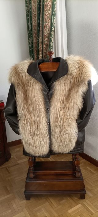 Abrigo de piel con cuello de pelo