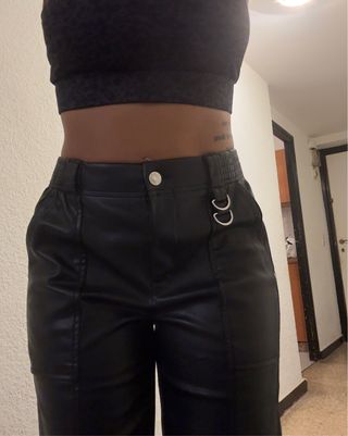 Pantalón símil cuero negro