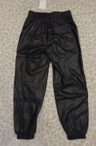 Pantalón símil cuero negro