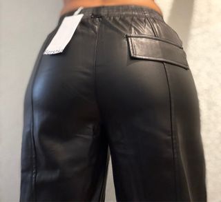Pantalón símil cuero negro