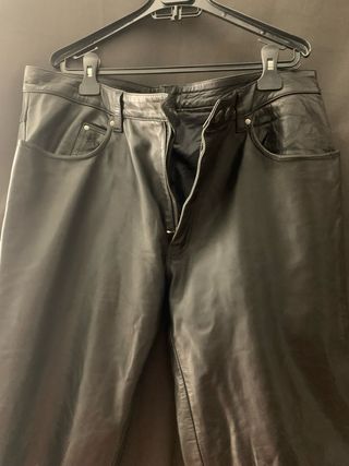Pantalón Cuero Negro NOVO Talla 56