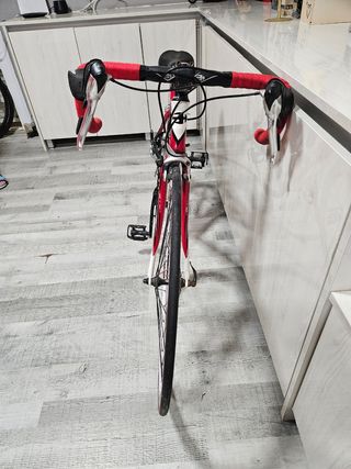 Bicicleta de carretera BH Roja y Negra
