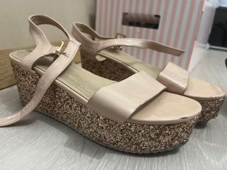 Sandalias cuña beige y doradas con brillos