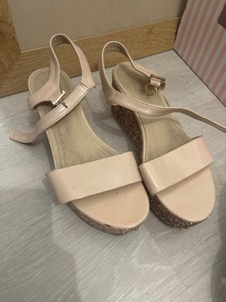 Sandalias cuña beige y doradas con brillos