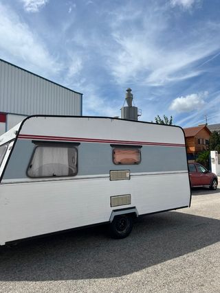 Caravana blanca y gris