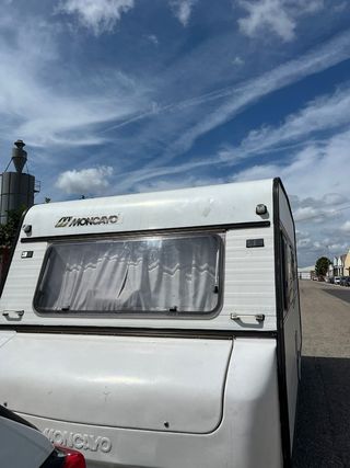 Caravana blanca y gris