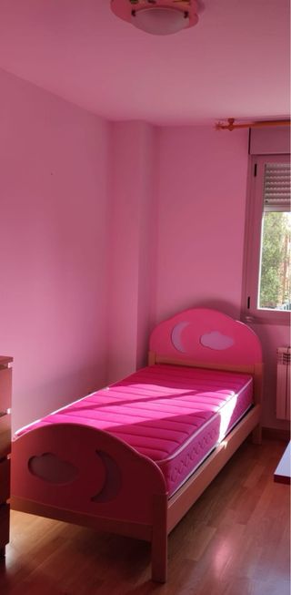 Cama infantil rosa con diseño de nubes