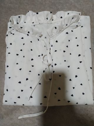 Camisa blanca con corazones negros Talla S