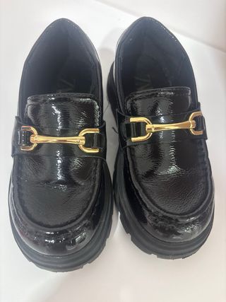 Zapato niña Zara negro charol hebilla dorada