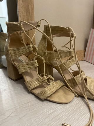 Sandalias de tacón beige y doradas