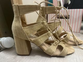Sandalias de tacón beige y doradas