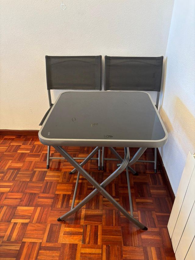 Mesa plegable con sillas