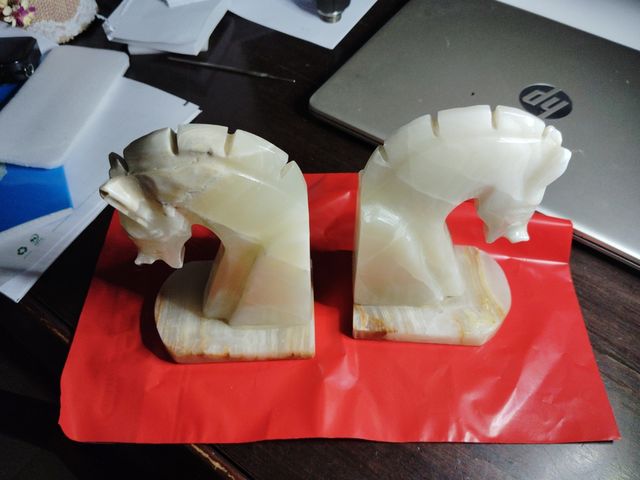 Libreria vintage a forma di cavallo in alabastro