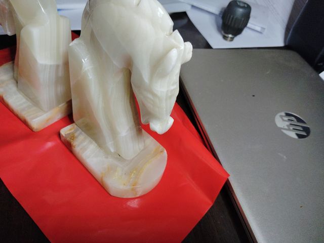 Libreria vintage a forma di cavallo in alabastro