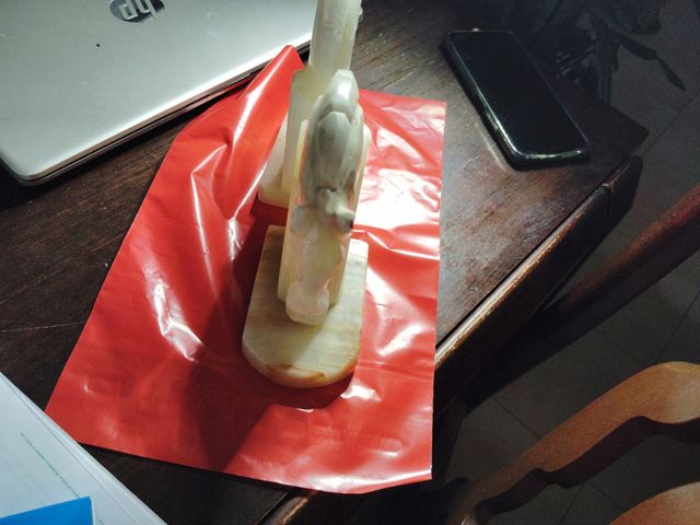 Libreria vintage a forma di cavallo in alabastro