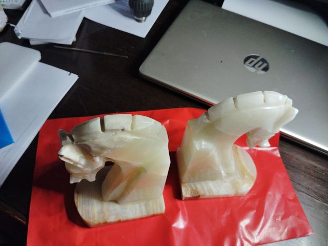 Libreria vintage a forma di cavallo in alabastro