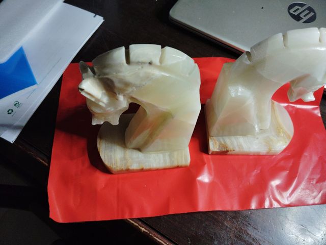 Libreria vintage a forma di cavallo in alabastro