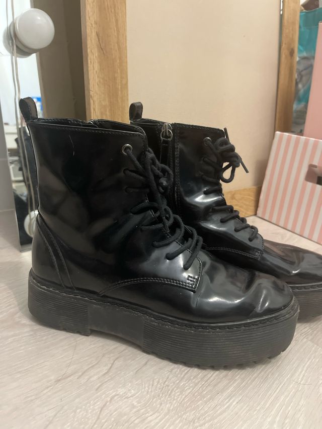 Botas negras con cordones y plataforma
