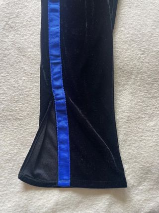 Pantalón campana terciopelo con raya lateral azul 