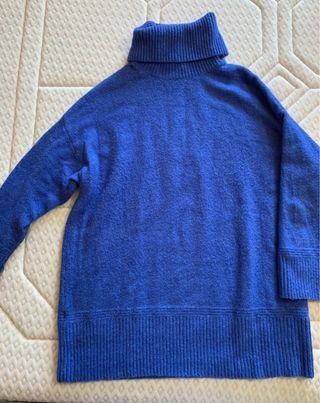 Jersey cuello alto azul 

