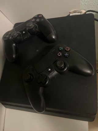 PS4 (PlayStation 4) Negra + 2 Controles