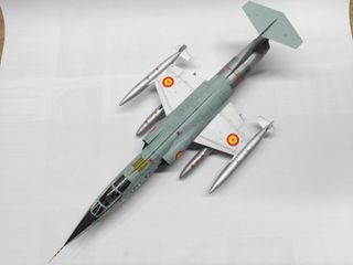 MAQUETA MONTADA Y PINTADA AVION F 104-G ESPAÑOL