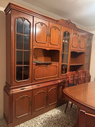 Armario de madera con puertas de cristal