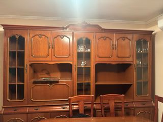 Armario de madera con puertas de cristal