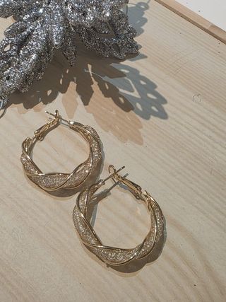 Aros dorados antialérgicos con detalles plateados