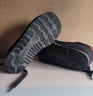 Zapatillas New Balance Negras y Rojas