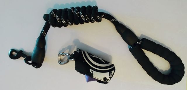 Correa para perro y dispensador de bolsas de heces