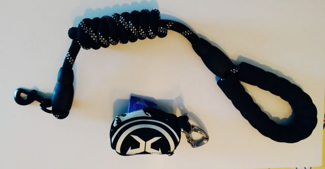 Correa para perro y dispensador de bolsas de heces