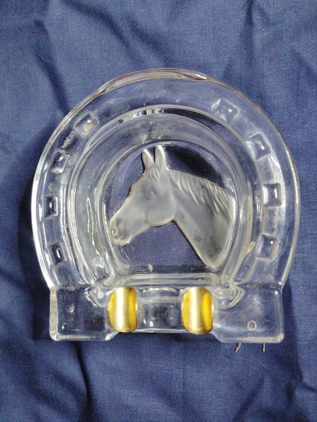 Posacenere in vetro con cavallo