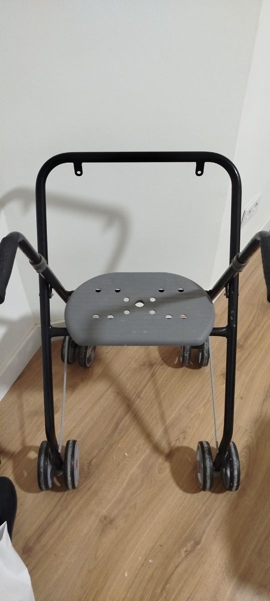 Andador con asiento y ruedas plegable