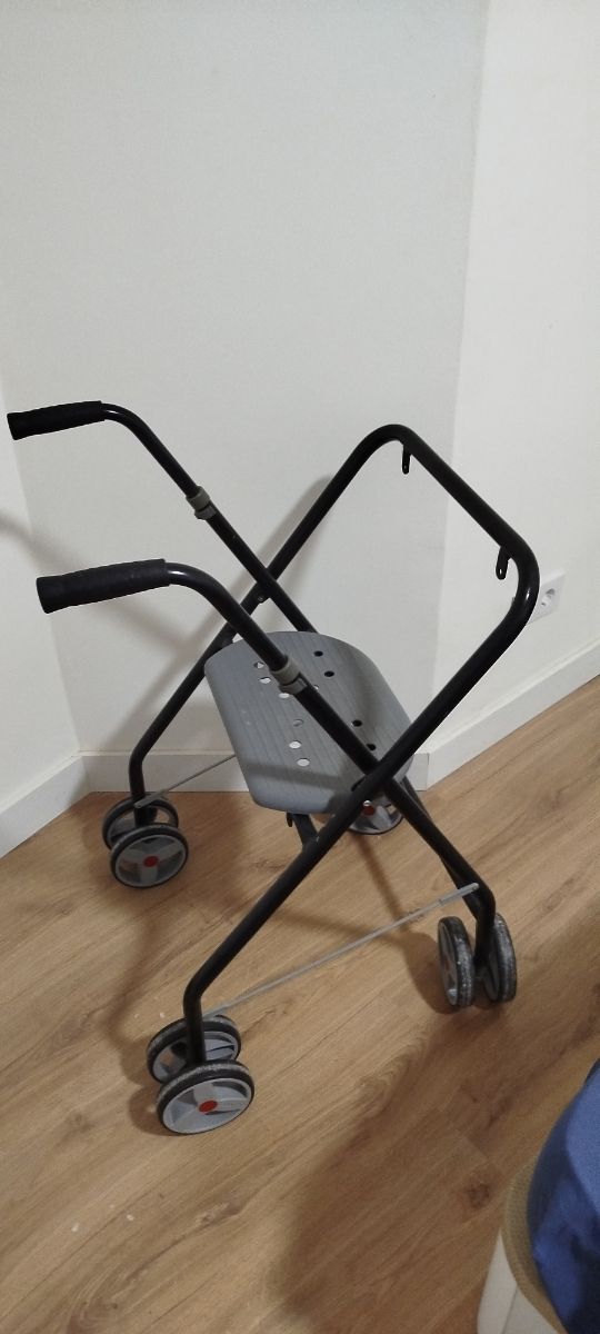 Andador con asiento y ruedas plegable