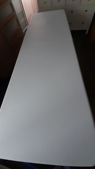 Mesa plegable de plástico y metal.