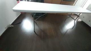 Mesa plegable de plástico y metal.