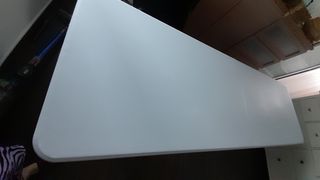 Mesa plegable de plástico y metal.