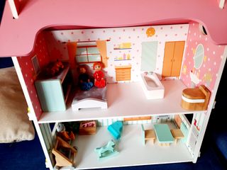 Casita de madera con muñecos y accesorios