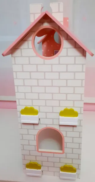 Casita de madera con muñecos y accesorios