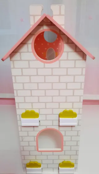 Casita de madera con muñecos y accesorios