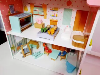 Casita de madera con muñecos y accesorios