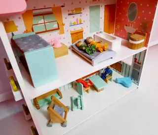 Casita de madera con muñecos y accesorios