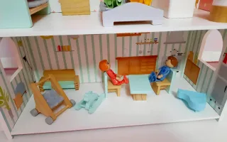 Casita de madera con muñecos y accesorios
