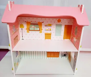 Casita de madera con muñecos y accesorios