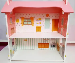 Casita de madera con muñecos y accesorios