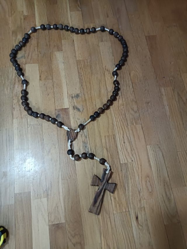 Rosario de madera con cruz