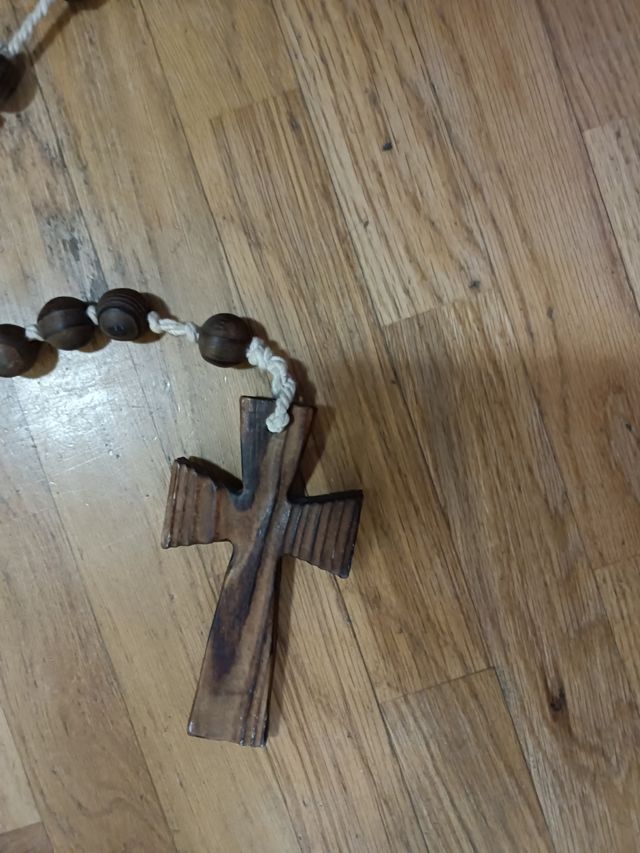 Rosario de madera con cruz